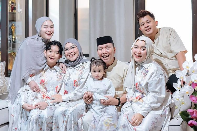 Gaya Ayu Ting Ting Saat Idul Adha 2025, Pakai Blouse dengan Motif Bunga  